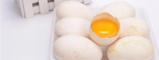鵝蛋黃煮熟有黑色斑點，是什麼原因引起的
